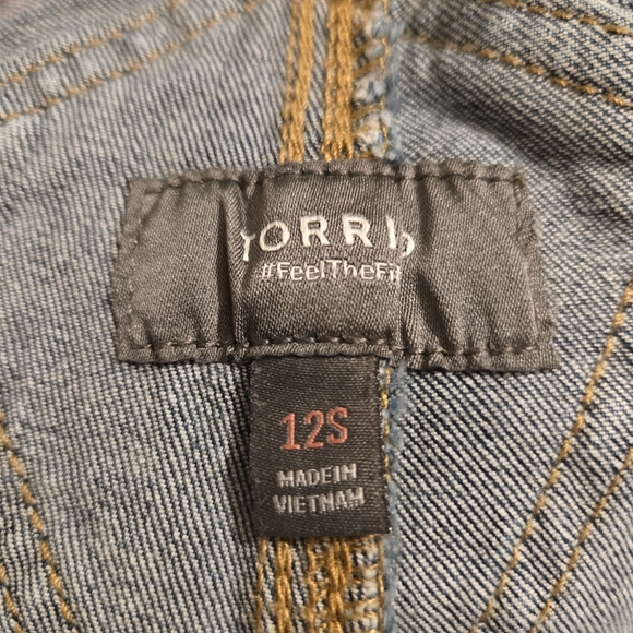 Torrid Straight Leg Denim Overalls Mid Wash Distressed Sz 12 Short - Picture 10 of 13